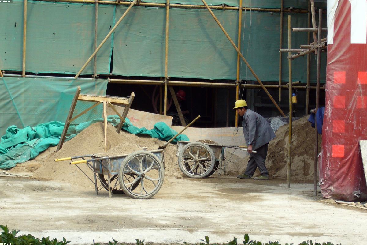 Élévation de murs porteurs en parpaing sur une extension à Bordeaux